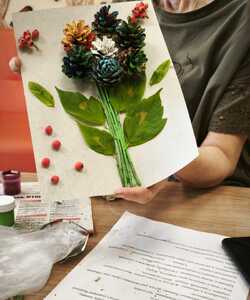 поделка из шишек 4