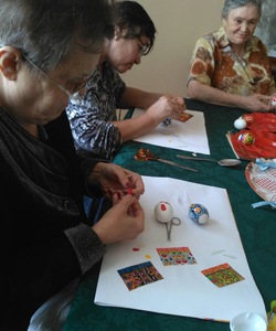 Украшаем пасхальные яйца