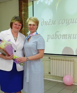 награждение О.И. Волченко директора МБУ ГЦСОН Родник