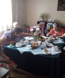 За чашечкой чая с яблочным вареньем