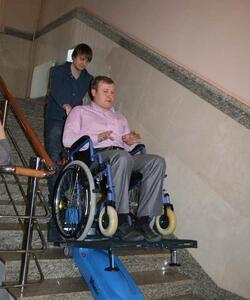 Помощь при перемещении в том числе по лестничным площадкам