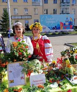 Три девицы у рябины