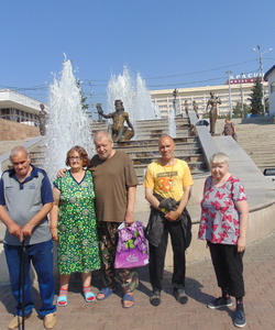 У фонтана Енисей