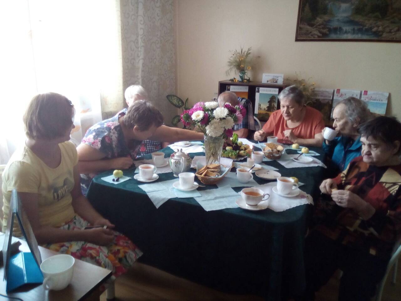 За чашечкой чая с яблочным вареньем